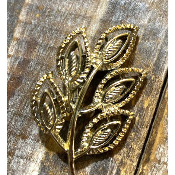 Vintage Gerry’s Gold Tone Leaf Brooch Pin Signed 2” - Picture 4 of 10